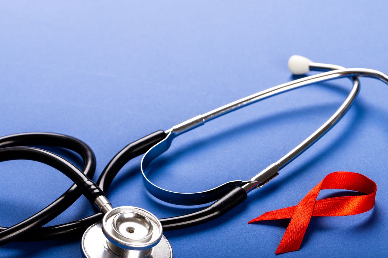 Stéthoscope posé sur un fond bleu